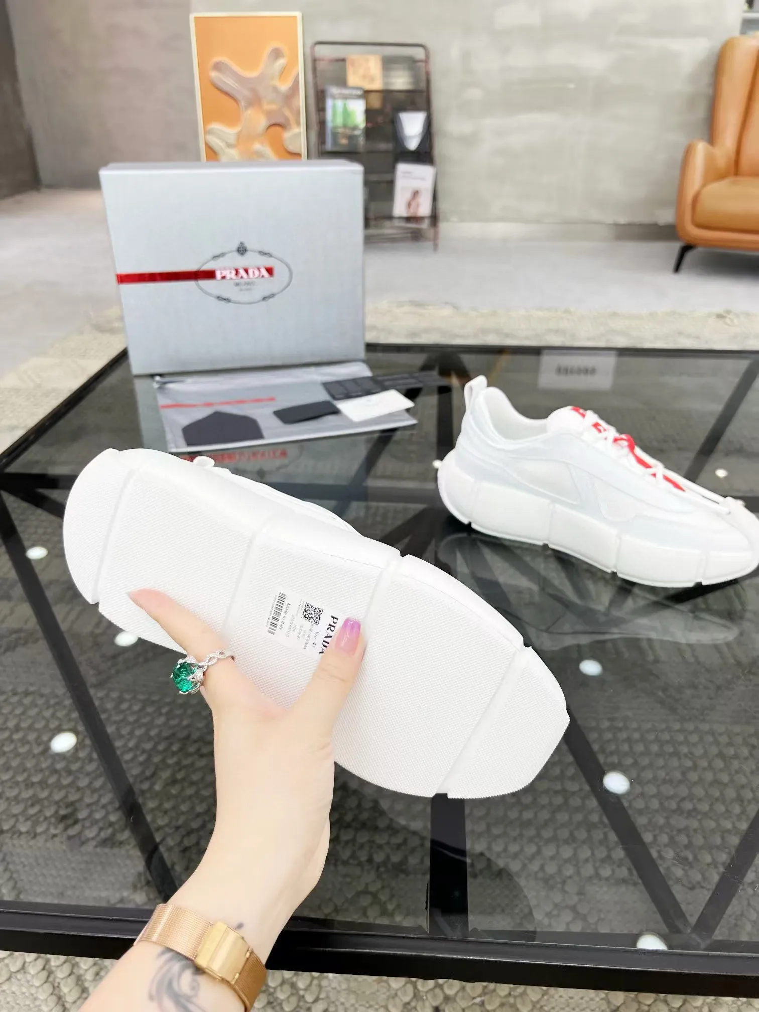 Factory price: 480💰Prada new men's leather sports shoes, the highest version on the market, any comparison is welcome🆚! The original leather has excellent texture and is super high-end! Fetal sheep net lining imported from Italy, removable pad! Luxurious materials and fine workmanship, highly recommended! Code number: 38-44, customized 45